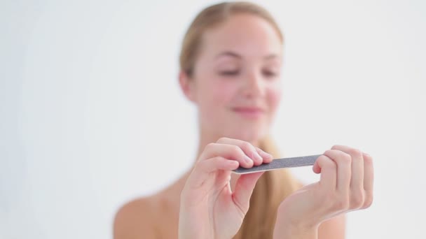 Mujer sonriente usando una lima de uñas — Vídeo de stock