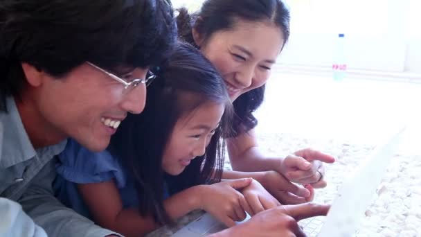 Οικογένεια γέλιο ενώ χρησιμοποιώντας ένα φορητό υπολογιστή — Αρχείο Βίντεο
