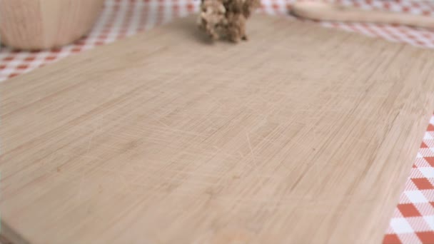 Ядра грецкого ореха распространяются в замедленной съемке — стоковое видео