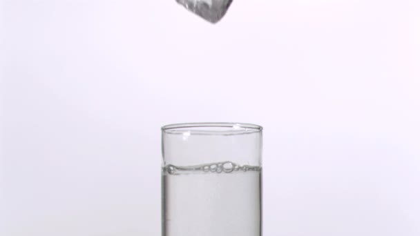 Ice cube potápění v super slow motion — Stock video