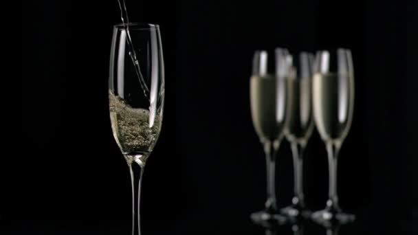 Šampaňské teče v super slow motion v flétna — Stock video