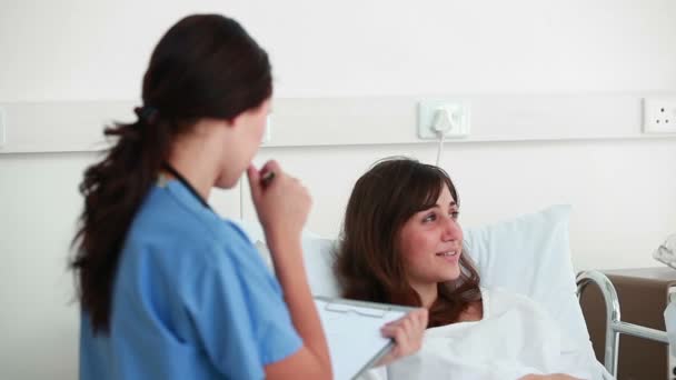 Doktor ve hemşire hastayla konuşuyor — Stok video