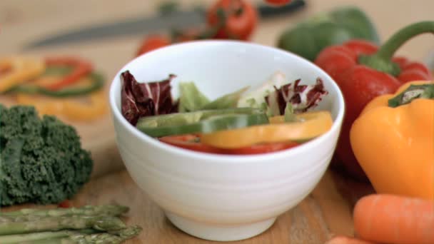 Tomates caindo em movimento super lento — Vídeo de Stock