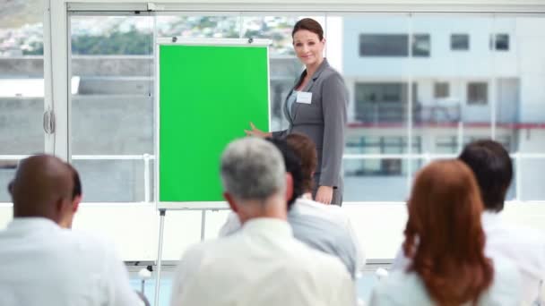 Femme d'affaires donnant une présentation — Video