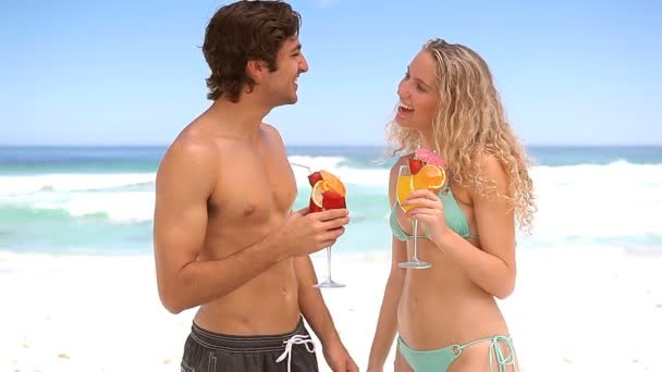 Couple acclamant avec cocktail — Video