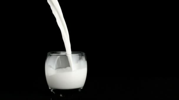 Молоко, що тече в дуже повільному русі — стокове відео