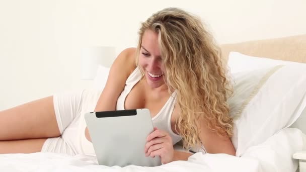 Mujer rubia de pelo en su cama — Vídeos de Stock