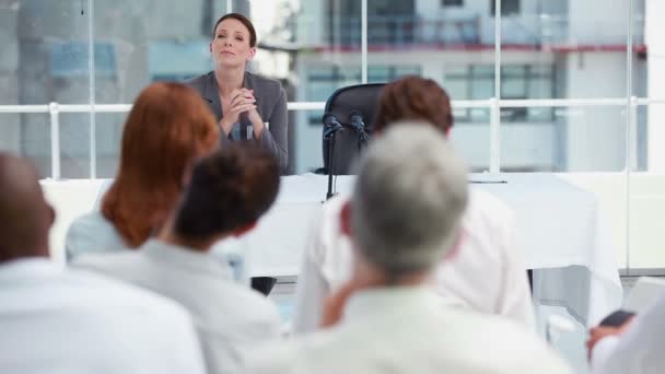 Businesswoman welcoming a speaker — Stock Video