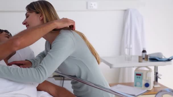 Женщина обнимает своего больного мужа — стоковое видео