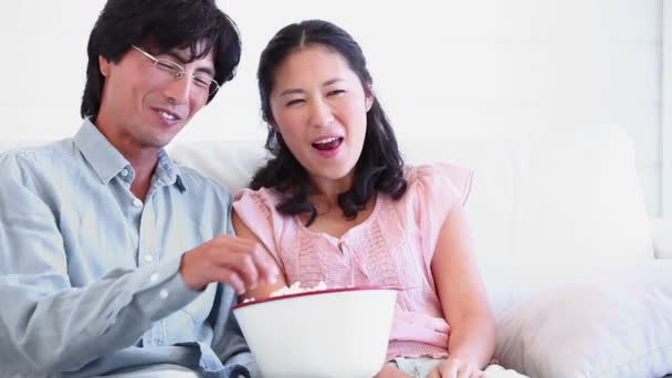 Пара їсть попкорн разом — стокове відео