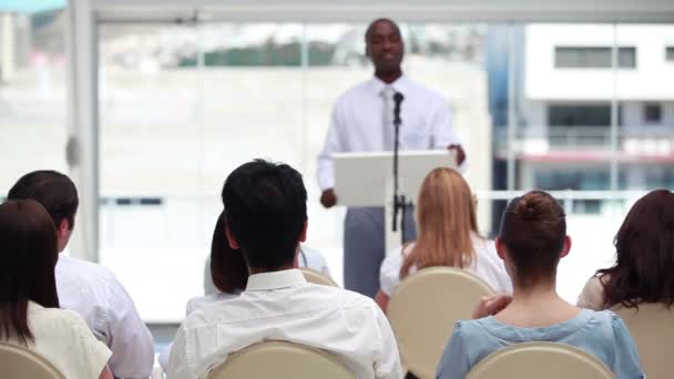 Homme d'affaires confiant prononçant un discours — Video