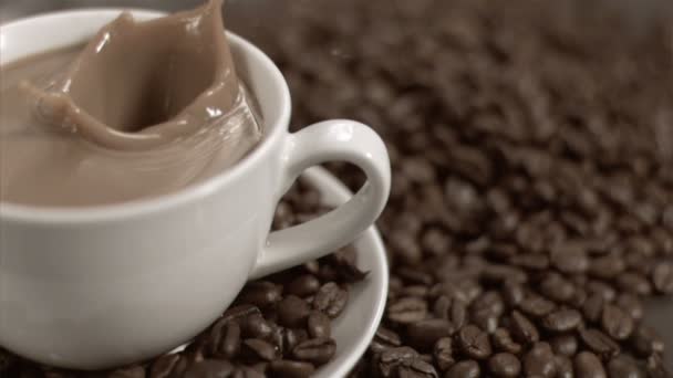 Suiker kubus vallen in super slow motion in witte koffie — Stockvideo