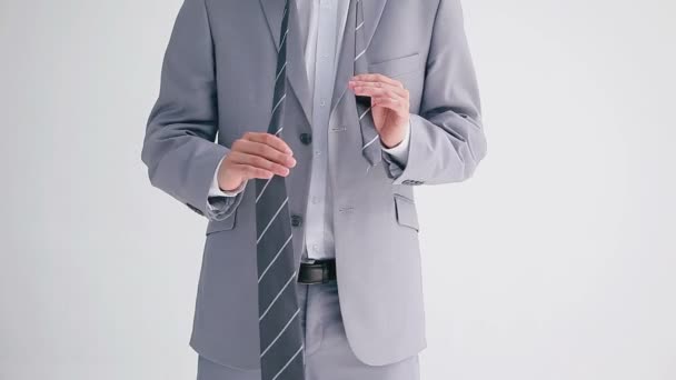 사업가가 넥타이를 조정하다 — 비디오