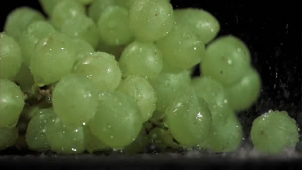 Groene druiven in super slow motion ontvangen druppels — Stockvideo