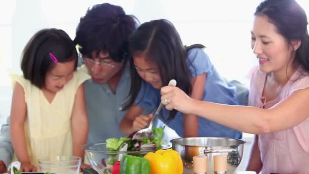 Familie macht gemeinsam einen Salat — Stockvideo