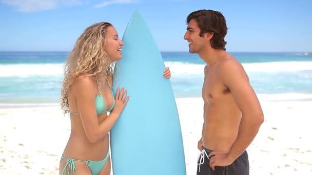 Człowiek flirtować z kobiet surfer — Wideo stockowe