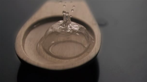 Bubbla poppar i super slow motion i en träsked — Stockvideo