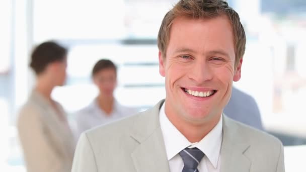 Hombre de negocios mirando hacia arriba y sonriendo — Vídeos de Stock