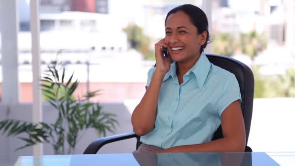 Feliz mujer bien vestida en el teléfono — Vídeos de Stock