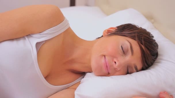 Mujer despertando de su almohada — Vídeos de Stock