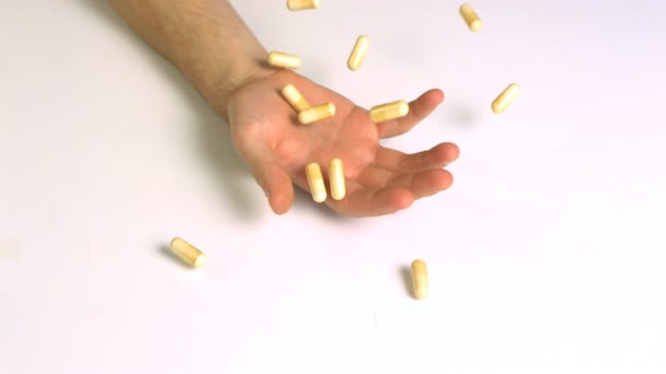 Hand falla med piller — Stockvideo