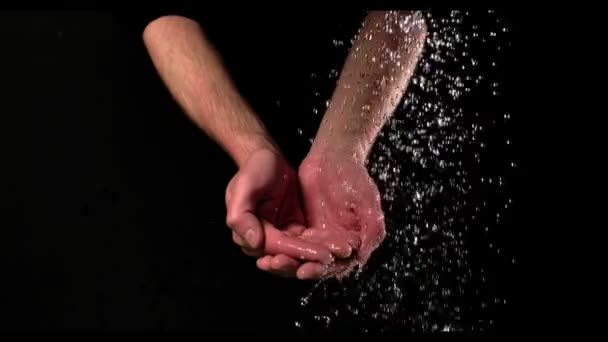 Geschälte Hände unter fließendem Wasser — Stockvideo