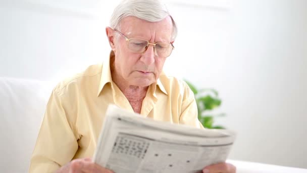 Gamle man läser tidningen — Stockvideo