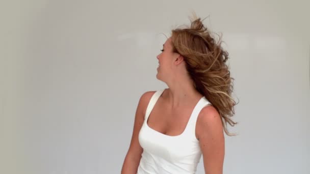 Женщина трясет волосами — стоковое видео