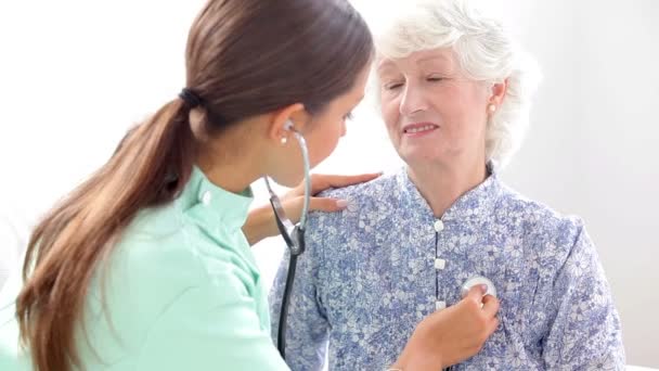 Home nurse examining elderly woman — Wideo stockowe