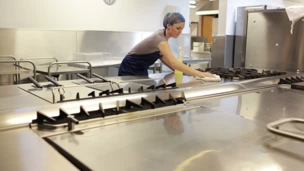 Mujer de limpieza en una cocina de un restaurante — Vídeos de Stock