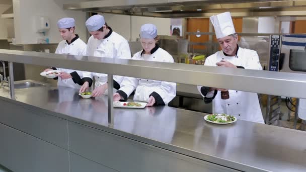 Cuatro chefs terminando sus comidas — Vídeo de stock