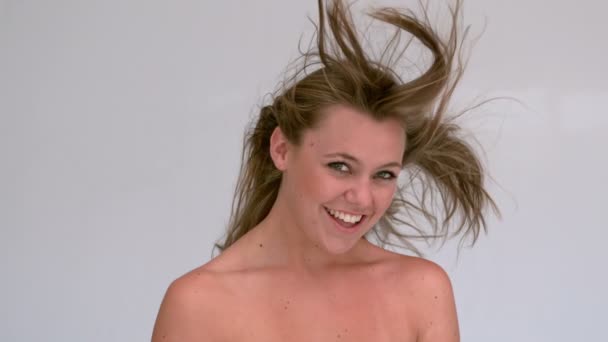 Улыбающаяся женщина трясет волосами — стоковое видео