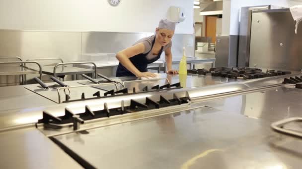 Reinigungskraft reinigt eine Theke in einer Küche — Stockvideo