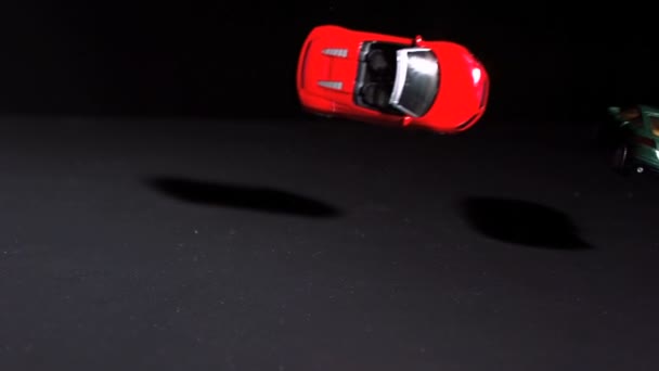 Röd leksaksbil krascha in i en annan — Stockvideo