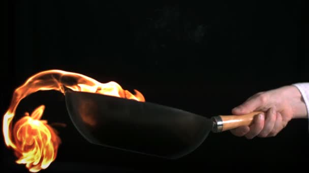 Hombre flambeing verduras en la sartén — Vídeo de stock