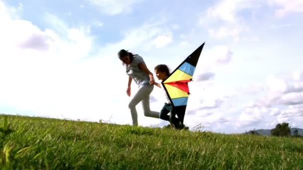 Mujer y su hija corriendo con cometa — Vídeos de Stock