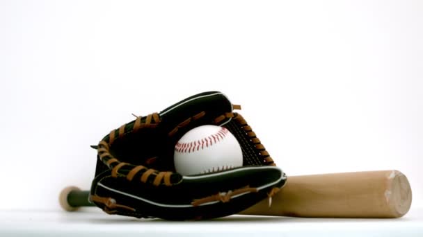 Baseball tombant dans des gants de baseball — Video