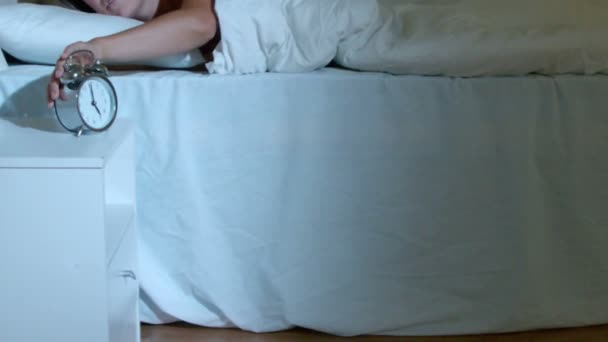 Blond kobieta naciskając jej budzik — Wideo stockowe