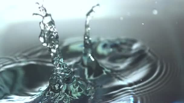 Medicin flaska faller i vatten — Stockvideo