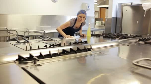 Mujer limpiando un mostrador de una cocina — Vídeo de stock