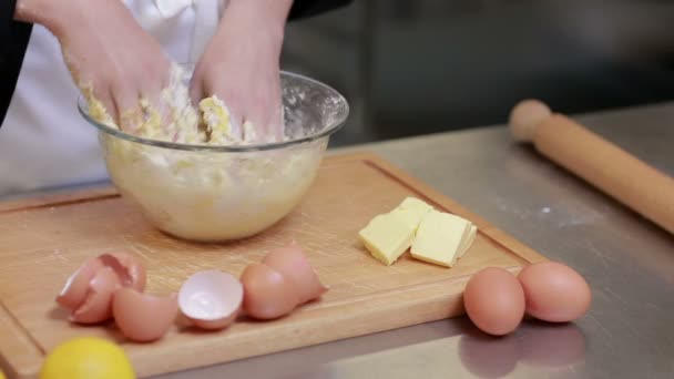 Baker kneading dough at a counter — Stock Video