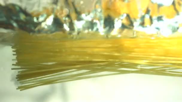 落在水中的意大利面 — 图库视频影像