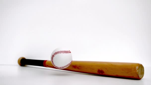 Baseball podskakują w pobliżu kij baseballowy — Wideo stockowe