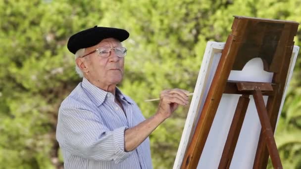 Viejo hombre pintura — Vídeo de stock