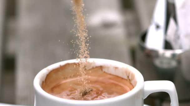 Close up van cup met koffie — Stockvideo