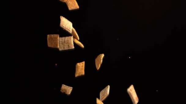 Cereales cuadrados vertiendo — Vídeos de Stock