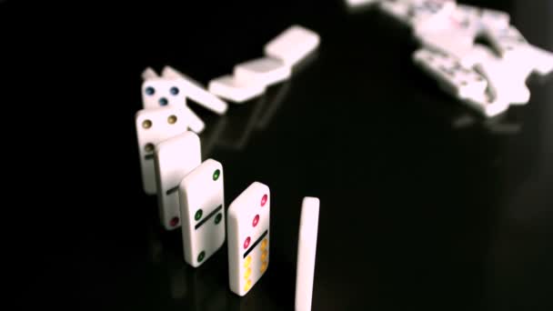 Rad dominobrickor kollapsa — Stockvideo