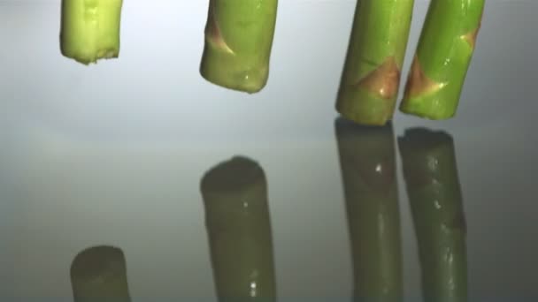 Aspargus stalks dropping in water — Stock Video