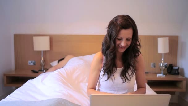 Femme sur son ordinateur portable dans le lit — Video