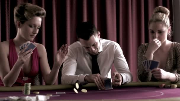 Pokerspieler, die nacheinander wetten — Stockvideo